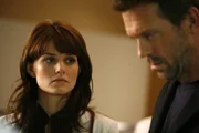 Was ist die Ursache für die plötzliche Atemnot des berühmten Krebsforschers Ezra Powell? Dr. Allison Cameron (Jennifer Morrison, l.) und Dr. Gregory House (Hugh Laurie, r.) sind mit ihrem Latein am Ende ... Was ist die Ursache für die plötzliche Atemnot des berühmten Krebsforschers Ezra Powell? Dr. Allison Cameron (Jennifer Morrison, l.) und Dr. Gregory House (Hugh Laurie, r.) sind mit ihrem Latein am Ende ...