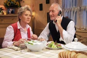 Hildegard (Antje Hagen, l.) ist besorgt, als Alfons (Sepp Schauer, r.) bei einem Telefonat mit Marie seine K&uuml;ndigung verschweigt.