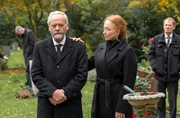 Birte Thomsen (Kaya Marie M&ouml;ller, vorne r.) begleitet Per Schrader (Heiner Hardt, vorne l.) zur Urnenbeisetzung seiner Frau.