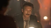 Ilja Schneider (Oliver Masucci) verhandelt im "Charles" in Westberlin mit seinen Gesch&auml;ftspartnern.