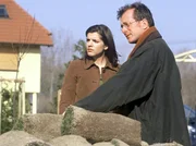 Olaf Kr&uuml;ger (Martin Lindow) und seine Verlobte Katharina Delitz (Juliane Gibbins) blicken in die Zukunft und tr&auml;umen vom gro&szlig;em Gl&uuml;ck.