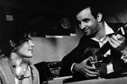 Ulli (Armin Mueller-Stahl, rechts) ist verliebt in Eva (Kat&iacute; Sz&eacute;kely, links) und singt ihr deshalb ein Liebeslied. Doch sein Bruder Klaus bem&uuml;ht sich - zun&auml;chst erfolgreich - auch um Eva.
