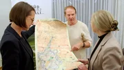 G&uuml;nter Henkel war einst Bergbau-Ingenieur im Kaliwerk Bischofferode und einer der Protagonisten des Arbeitskampfes vor 30 Jahren. Bei einer Vorstellung der S&uuml;dharz Kali in Leinefelde schenkt er Monique Haush&auml;lter und Babette Winter eine historische Bohrungskarte des Kalireviers rund um das Ohmgebirge.
