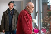 ARD HEITER BIS TÖDLICH - MORDEN IM NORDEN, II. Staffel der Krimiserie am Vorabend mit 16 neuen Folgen, Folge 28 "Auf Herz und Nieren" am Dienstag (18.06.13) um 18.50 Uhr im Ersten. Finn Kiesewetter (Sven Martinek, l.) spricht mit dem Vater (Charles Brauer, r.) von Ute Niemann. Dr. Unger soll die Spenderleber, die eigentlich für die Patientin Ute Niemann vorgesehen war, einem Privatpatienten eingepflanzt haben. Ute Niemann ist daraufhin gestorben. ARD HEITER BIS TÖDLICH - MORDEN IM NORDEN, II. Staffel der Krimiserie am Vorabend mit 16 neuen Folgen, Folge 28 "Auf Herz und Nieren" am Dienstag (18.06.13) um 18.50 Uhr im Ersten. Finn Kiesewetter (Sven Martinek, l.) spricht mit dem Vater (Charles Brauer, r.) von Ute Niemann. Dr. Unger soll die Spenderleber, die eigentlich für die Patientin Ute Niemann vorgesehen war, einem Privatpatienten eingepflanzt haben. Ute Niemann ist daraufhin gestorben.