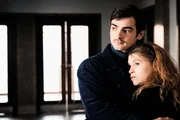 Roland (Aaron Hilmer) nimmt seine Schwester Christa (Janina Fautz) vor der Aussegnungshalle in den Arm und versucht, sie zu trösten. Roland (Aaron Hilmer) nimmt seine Schwester Christa (Janina Fautz) vor der Aussegnungshalle in den Arm und versucht, sie zu trösten.