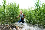 Matteo (Aaron Friesz) ist schwer verletzt und k&auml;mpft sich auf der Flucht durch das Wasser.