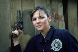 Offiziersanw&auml;rterin Karen Thompson (Kim Cattrall, l.) kommt aus gutem Hause, ist sich jedoch f&uuml;r keinen Einsatz zu schade...