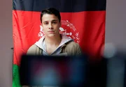 Der Afghanische Student (Kostja Ullmann) nimmt eine Videobotschaft auf.