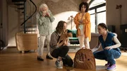 Sigrid Gude (Anna Thalbach, re.) und Helga Brodersen (Maria Ketikidou, 2.v.r.) streiten darum, wem von ihnen die Katze gehört. Marion von Brede (Marie Anne Fliegel, li.) und Charlie Runge (Mathilde Bundschuh, 2.v.l.) versuchen zu schlichten. Sigrid Gude (Anna Thalbach, re.) und Helga Brodersen (Maria Ketikidou, 2.v.r.) streiten darum, wem von ihnen die Katze gehört. Marion von Brede (Marie Anne Fliegel, li.) und Charlie Runge (Mathilde Bundschuh, 2.v.l.) versuchen zu schlichten.