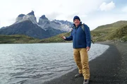 Die mittlere Schicht der Felsformation "Cuernos del Paine" besteht aus hellem Granit - ein Gestein aus dem Inneren der Erde. Die oberen und unteren Abschnitte sind aus dunklem Sedimentgestein - gebildet am Meeresboden. Granit und Sediment wurden von tektonischen Kräften an die Oberfläche gedrückt. Die mittlere Schicht der Felsformation "Cuernos del Paine" besteht aus hellem Granit - ein Gestein aus dem Inneren der Erde. Die oberen und unteren Abschnitte sind aus dunklem Sedimentgestein - gebildet am Meeresboden. Granit und Sediment wurden von tektonischen Kräften an die Oberfläche gedrückt.