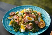 Köchin Ivana Austermayr und Schauspieler und Hobbykoch Adnan Maral zeigen Kedgeree: Indischer Reis mit geräuchertem Fisch. Köchin Ivana Austermayr und Schauspieler und Hobbykoch Adnan Maral zeigen Kedgeree: Indischer Reis mit geräuchertem Fisch.
