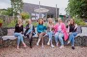 Die Frauen genießen die Vorspeise. V. l. n. r. : Sonja Müller, Anne-Christin Trautwein, Lara Jenner, Michaela Pistono, Petra Waldraff, Heike Schiltz Die Frauen genießen die Vorspeise. V. l. n. r. : Sonja Müller, Anne-Christin Trautwein, Lara Jenner, Michaela Pistono, Petra Waldraff, Heike Schiltz