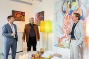 Professor Leonhard B&uuml;low (Michael von Au, r.) berichtet den Kommissaren Hansen (Igor Jeftić, l.) und Stadler (Dieter Fischer, M.) von der Zusammenarbeit mit dem ermordeten Kollegen.