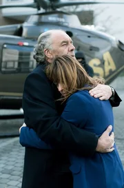 Borchert (Christian Kohlund) und Dominique (Ina Paule Klink) müssen eine gefährliche Situation überstehen. Borchert (Christian Kohlund) und Dominique (Ina Paule Klink) müssen eine gefährliche Situation überstehen.