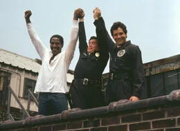 Moses Hightower (Bubba Smith, l.) und Carey Mahoney (Steve Guttenberg, r.) haben die Ausbildung an der Police Academy erfolgreich abgeschlossen. Ausbilder Thaddeus Harris (G.W. Bailey, m.) ist stolz auf seine Jungs.