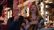 Sie können nicht miteinander, aber vor allem nicht ohneeinander. Bernd (Matthias Matschke, r.) ist froh, dass sein Kollege Theo (Bernd Moss, l.) wieder am Palast arbeitet. Auch wenn er das natürlich niemals zugeben würde. Sie können nicht miteinander, aber vor allem nicht ohneeinander. Bernd (Matthias Matschke, r.) ist froh, dass sein Kollege Theo (Bernd Moss, l.) wieder am Palast arbeitet. Auch wenn er das natürlich niemals zugeben würde.