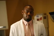 Im Kampf um Leben und Tod: Werden Dr. Eric Foreman (Omar Epps) und seine Kollegen das Leben des berühmten Krebsforschers Ezra Powell retten können? Im Kampf um Leben und Tod: Werden Dr. Eric Foreman (Omar Epps) und seine Kollegen das Leben des berühmten Krebsforschers Ezra Powell retten können?