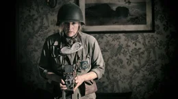 Die Fotografin Lee Miller (Kate Winslet) h&auml;lt die Schrecken des Krieges mit ihrer Kamera aus n&auml;chster N&auml;he fest.