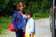 Pia Vandenbrock (Muriel Baumeister, l.) und ihr Sohn Leo (Jannis Michel, r.) sind mit dem Bus in den Bergen angekommen. Pia möchte sich von ihrer stressigen Arbeit und dem Alltag einer alleinerziehenden Mutter erholen und erhofft sich mit Leo eine wirklich entspannte Zeit, in der er das ewige Computerspiel vergisst. Zudem will sie ihre Halbschwester Marie kennen lernen. Von deren Existenz weiß Pia erst, seitdem sie im Nachlass ihres kürzlich verstorbenen Vaters einen Brief gefunden hat. Pia Vandenbrock (Muriel Baumeister, l.) und ihr Sohn Leo (Jannis Michel, r.) sind mit dem Bus in den Bergen angekommen. Pia möchte sich von ihrer stressigen Arbeit und dem Alltag einer alleinerziehenden Mutter erholen und erhofft sich mit Leo eine wirklich entspannte Zeit, in der er das ewige Computerspiel vergisst. Zudem will sie ihre Halbschwester Marie kennen lernen. Von deren Existenz weiß Pia erst, seitdem sie im Nachlass ihres kürzlich verstorbenen Vaters einen Brief gefunden hat.