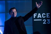 Internet Guru Benjamin Heller (J&ouml;rg Pintsch) stellt seine neue App FACE 23 vor und l&auml;sst sich vom Publikum feiern.