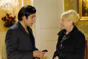 Maximilian (Francisco Medina) lässt sich der Haushälterin Frau Scholz (Inge Brings) gegenüber über Isabell aus, der er unterstellt, sich nicht um seine Tochter zu kümmern. Maximilian (Francisco Medina) lässt sich der Haushälterin Frau Scholz (Inge Brings) gegenüber über Isabell aus, der er unterstellt, sich nicht um seine Tochter zu kümmern.