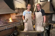Moderator Arndt (li.) in der Kunstschmiede mit J&uuml;rgen Behrends.