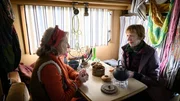 In der Nähe des Tatorts lebt Nelke Wittkowski (Katharina Schumacher, l.) in einem Wohnwagen. Sie fühlte sich von den "Kriegsspielen" der jungen Leute gestört. Da sie wegen des "Elektrosmogs" nicht mit aufs Revier kann und auch mit niemandem von der Polizei sprechen möchte, kommt Dr. Helene Sturbeck (Katharina Blaschke, r.) die ungewöhnliche Aufgabe zu, sie zu befragen. Die beiden kennen sich noch aus alten Zeiten. In der Nähe des Tatorts lebt Nelke Wittkowski (Katharina Schumacher, l.) in einem Wohnwagen. Sie fühlte sich von den "Kriegsspielen" der jungen Leute gestört. Da sie wegen des "Elektrosmogs" nicht mit aufs Revier kann und auch mit niemandem von der Polizei sprechen möchte, kommt Dr. Helene Sturbeck (Katharina Blaschke, r.) die ungewöhnliche Aufgabe zu, sie zu befragen. Die beiden kennen sich noch aus alten Zeiten.