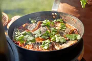 Köchin Ivana Austermayr und Schauspieler und Hobbykoch Adnan Maral grillen heute Fischcurry aus dem Dutchoven. Köchin Ivana Austermayr und Schauspieler und Hobbykoch Adnan Maral grillen heute Fischcurry aus dem Dutchoven.