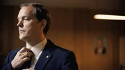 Norbert Krimling (Godehard Giese) ist Mitarbeiter der Stasi und nicht immer von den Machenschaften der KoKo &uuml;berzeugt.