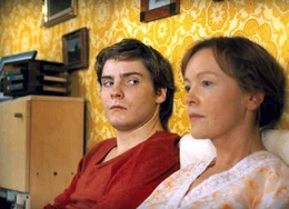 Daniel Br&uuml;hl als Alex, Katrin Sass als Mutter Christiane