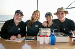Die Crew des Forschungsschiffs &bdquo;Bonita&ldquo; bei einer Expedition auf dem Mittelmeer