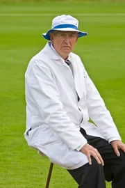 Sir Malcolm Frazer (Benjamin Whitrow). Sir Malcolm Frazer (Benjamin Whitrow).