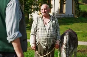 Zufällig stößt Kommissar Beissl (Andreas Giebel, l.) auf den Zeugen Sepp Rutzner (Sigi Zimmerschied, r.) und befragt ihn. Zufällig stößt Kommissar Beissl (Andreas Giebel, l.) auf den Zeugen Sepp Rutzner (Sigi Zimmerschied, r.) und befragt ihn.