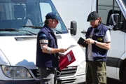 Volker (Bjarne M&auml;del, links) &uuml;bergibt Vladi (Ivan Shvedoff) die rote Mappe.
