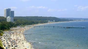 So kennen wohl viele die Lübecker Bucht: Timmendorfer Strand, gut besucht. Im Hintergrund die markanten Hoteltürme aus den 1960er Jahren. So kennen wohl viele die Lübecker Bucht: Timmendorfer Strand, gut besucht. Im Hintergrund die markanten Hoteltürme aus den 1960er Jahren.