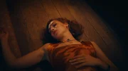 Für ein Spiel während der Willkommensparty in West Dean stellt sich die Performancekünstlerin Sheila Legge (Lauren Versnick) tot. Wenig später wird sie tatsächlich ermordet. Für ein Spiel während der Willkommensparty in West Dean stellt sich die Performancekünstlerin Sheila Legge (Lauren Versnick) tot. Wenig später wird sie tatsächlich ermordet.