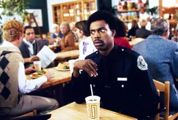 Officer Larvel Jones (Michael Winslow) muss mit seiner Truppe den 16. Bezirk aufr&auml;umen. Die Frist betr&auml;gt einen Monat und Larvel ist nicht sicher, ob er die Gang von Zed (Bobcat Goldthwait) stoppen kann.  +++ Die Verwendung des sendungsbezogenen Materials ist nur mit dem Hinweis und Verlinkung auf RTL+ gestattet. +++