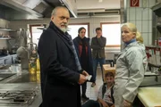 Schockiert m&uuml;ssen Richard Voss (Jan-Gregor Kremp, l.), Annabell Lorenz (Stephanie Stumph, 2.v.l.) und Dr. Franziska Sommerfeld (Christina Rainer, r.) feststellen, dass das Mordopfer Felix Schaller (Sebastian Gerold, 2.v.r.) ein guter Freund ihres Kollegen Tom Kupfer (Ludwig Blochberger, M.) ist.