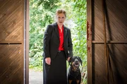 Petra Wolter (Konstanze Proebster) entdeckt in ihrer Garage einen schwer verletzten Mann.
