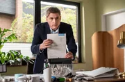 Uli Thomsen (Stefan Ruppe) bereitet sich auf die &Uuml;bernahme der Gesch&auml;ftsf&uuml;hrung vor.