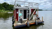 Anna auf ihrem Hausboot im Land der tausend Seen.