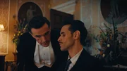 Salvador Dalí (Iñaki Mur, r.), beschwert sich bei Butler Archibald Jukes (Jonathan Delaney Tynan, l.) über die Anwesenheit von Sheila. Salvador Dalí (Iñaki Mur, r.), beschwert sich bei Butler Archibald Jukes (Jonathan Delaney Tynan, l.) über die Anwesenheit von Sheila.