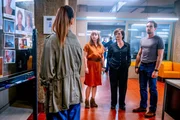 Der Kreis der Verdächtigen erweitert sich stetig. Mittlerweile zählt auch die Ex-Freundin der Toten, Eva Schweiger, die unmittelbar vor dem Mord in Kontakt zu Stella Böhms Assistentin Caro Lenz stand. Könnten die beiden ein Motiv haben? Von links: Yara (Miriam Hie), Nele (Anna Hausburg) Joe (Katharina Stemberger) und Ben (Daniel Gawlowski) Der Kreis der Verdächtigen erweitert sich stetig. Mittlerweile zählt auch die Ex-Freundin der Toten, Eva Schweiger, die unmittelbar vor dem Mord in Kontakt zu Stella Böhms Assistentin Caro Lenz stand. Könnten die beiden ein Motiv haben? Von links: Yara (Miriam Hie), Nele (Anna Hausburg) Joe (Katharina Stemberger) und Ben (Daniel Gawlowski)