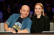 Rateteam-Kapit&auml;n Bernhard Ho&euml;cker (l.) und die Filmschauspielerin Lea Zoe Voss (r.) bilden ein Rateteam.