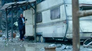 Ernst Geschwendner (August Schmölzer) untersucht im Alleingang einen baufälligen Wohnwagen im Steinbruch. Ernst Geschwendner (August Schmölzer) untersucht im Alleingang einen baufälligen Wohnwagen im Steinbruch.