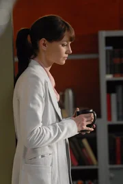 Ein kleiner Junge schreit ohne ersichtlichen Grund und leidet schon bald unter Lungenversagen. Dr. Allison Cameron (Jennifer Morrison) ist mit ihrem Latein am Ende ... Ein kleiner Junge schreit ohne ersichtlichen Grund und leidet schon bald unter Lungenversagen. Dr. Allison Cameron (Jennifer Morrison) ist mit ihrem Latein am Ende ...