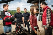 Melanie (Sanna Englund, 2.v.l.) und Mattes (Matthias Schloo, M.) werden Zeugen des Streits zwischen Nora (Mala Emde, 2.v.r.) und Winnie Bongartz (Kai Maertens, r.). Nora l&auml;sst sich von dem Gesch&auml;ftspartner ihres Vaters den Umgang mit ihrem Freund Lenny (Diego Carlos Seyfarth, l.) nicht verbieten.