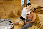 Die Lage in der Sauna wird für Simone (Tatjana Clasing) und Richard (Silvan-Pierre Leirich) zunehmend lebensbedrohlich, als Richard in der Hitze Herzprobleme bekommt. Die Lage in der Sauna wird für Simone (Tatjana Clasing) und Richard (Silvan-Pierre Leirich) zunehmend lebensbedrohlich, als Richard in der Hitze Herzprobleme bekommt.