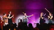 Was ist die gute Nachricht, wenn deine spicy Nachricht im Familienchat landet? Ana Lucia und Marie Lyna Smyrek gehen mit einem Narzissten auf ein Date, und Yorick Thiede performt sich in Grund und Boden. Zum Schluss erfahren wir die wahre Identität von Horst Lichter und blicken in die Abgründe des 22-jährigen Moritz Neumeier. Was ist die gute Nachricht, wenn deine spicy Nachricht im Familienchat landet? Ana Lucia und Marie Lyna Smyrek gehen mit einem Narzissten auf ein Date, und Yorick Thiede performt sich in Grund und Boden. Zum Schluss erfahren wir die wahre Identität von Horst Lichter und blicken in die Abgründe des 22-jährigen Moritz Neumeier.