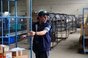 Volker (Bjarne M&auml;del) arbeitet als Paketzusteller.